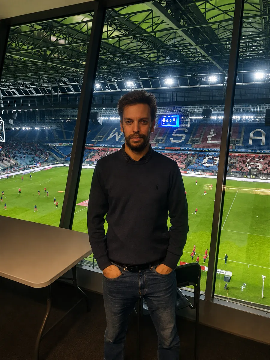 Samuel przy stadionie Wisły Kraków